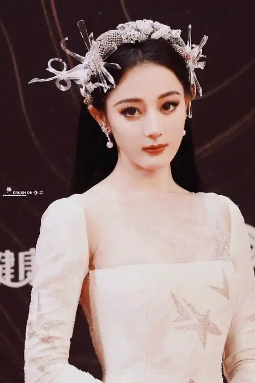 老师 我们家迪丽热巴呢##星光大赏红毯