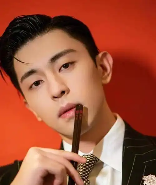 "退网"一年后,再看邓伦哪些敛财钱手段,远比你想象的高明!