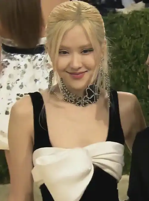 朴彩英metgala红毯亮相#rosé朴彩英出席活动,金发高马尾造型干净