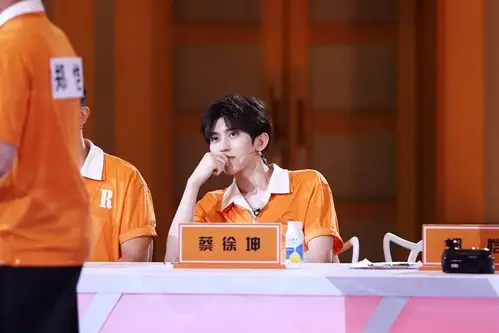 cr:蔡徐坤粉丝团官微跑男 - 堆糖,美图壁纸兴趣社区