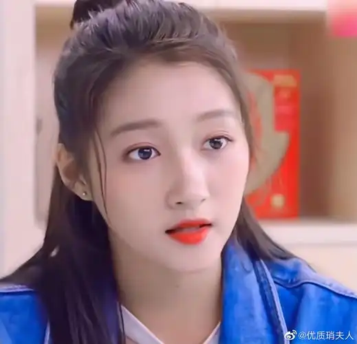 关晓彤/兔耳朵图片 个人建议:可当头像 拿图吱声