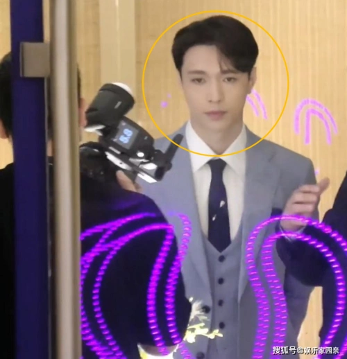 原创张艺兴发福实锤生图的脸浮肿膨胀粉丝用身材挽尊又遭打脸