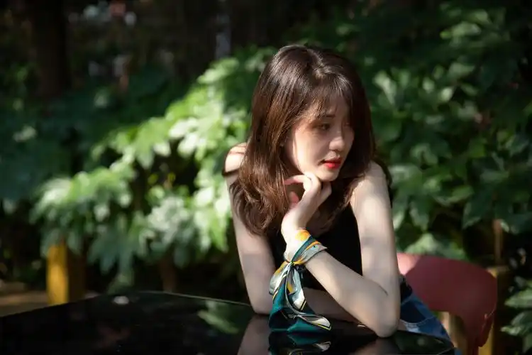 气质女神魅力迷人户外写真