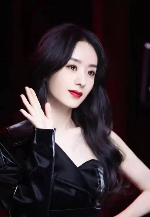 赵丽颖戴65万手镯参加商演,穿时尚裙还束腰,我被她近况的腰围迷了眼