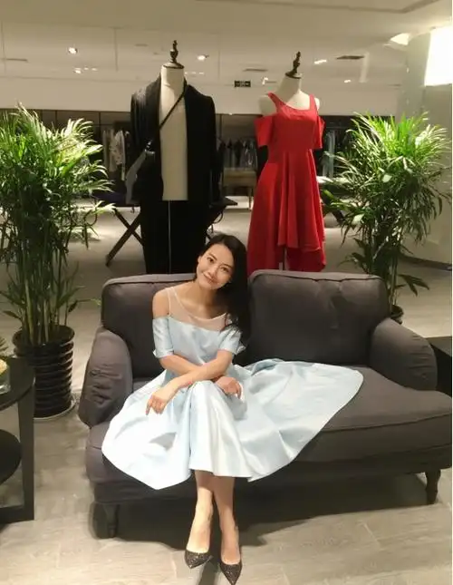 李依然现身时尚活动 优雅迷人