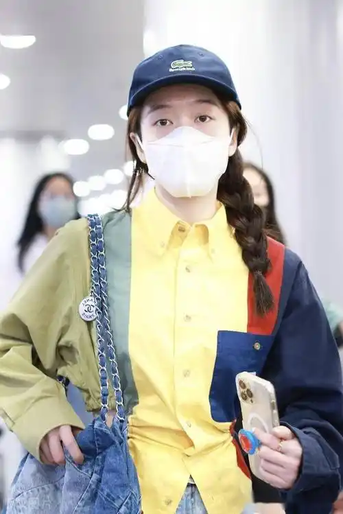 街拍:张雪迎彩色短衬衫 牛仔裤 chanol牛仔包活力时尚_机场_北京