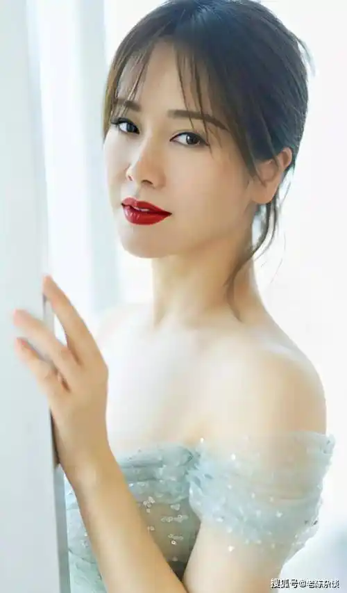 46岁左小青饱满性感,着实迷人啊!_身材_气质_生活