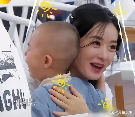 赵丽颖飞上海带娃,5岁想想坐行李箱好呆萌,母子公园露营超惬意