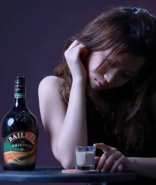 喝酒的女人
