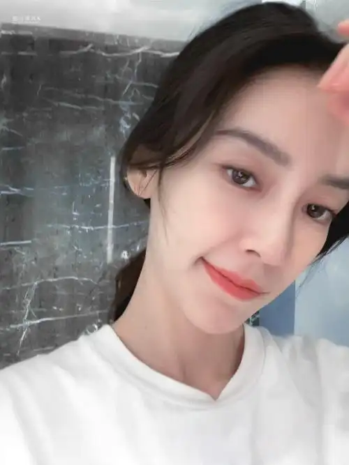 angelababy晒原相机自拍live照