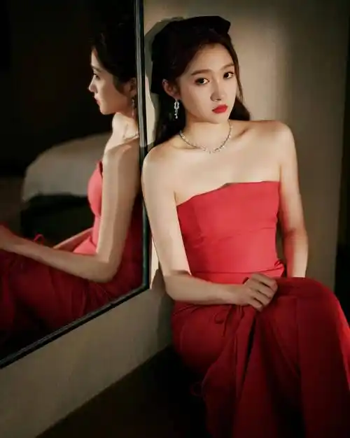 关晓彤北影主持太美了,身穿红色长裙显身材,优雅大方!