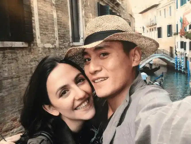 刘烨老婆近照撞脸谢娜,两个人生活状态迥异,除了长相哪儿都不像_安娜