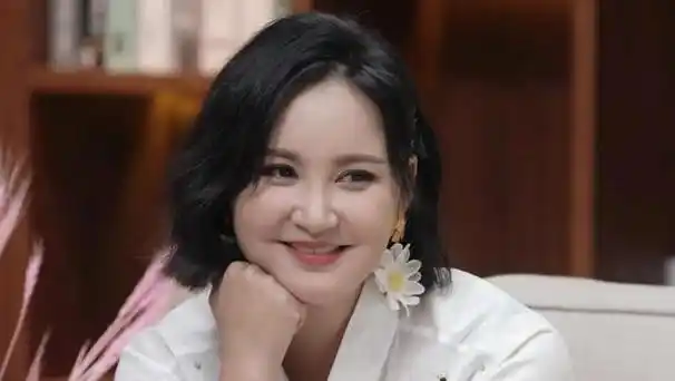 张歆艺举办了一场轰轰烈烈的婚礼,邀请了许多我们熟知的明星担任伴娘