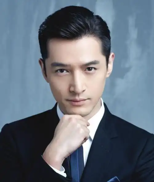 胡歌与薛佳凝同框合照,薛佳凝露出开心的笑容,网友猜测两人复合