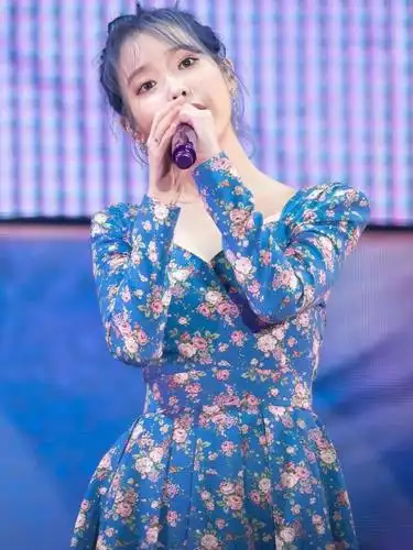 iu李知恩换发色后更美了,搭配蓝色法式碎花裙,化身"花仙子"!