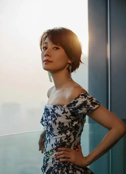 马伊琍青花瓷露肩长裙妩媚性感写真