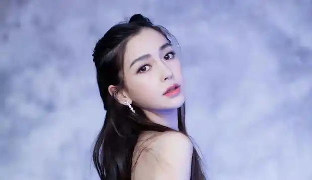 杨颖红毯惊艳亮相身深v抹胸裙展现绝美身材这真是太美了