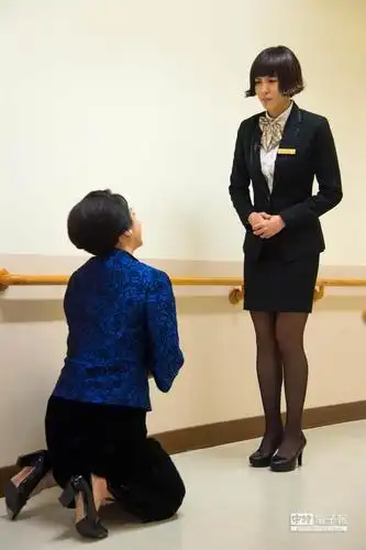 杨丽音向魏蔓下跪磕头