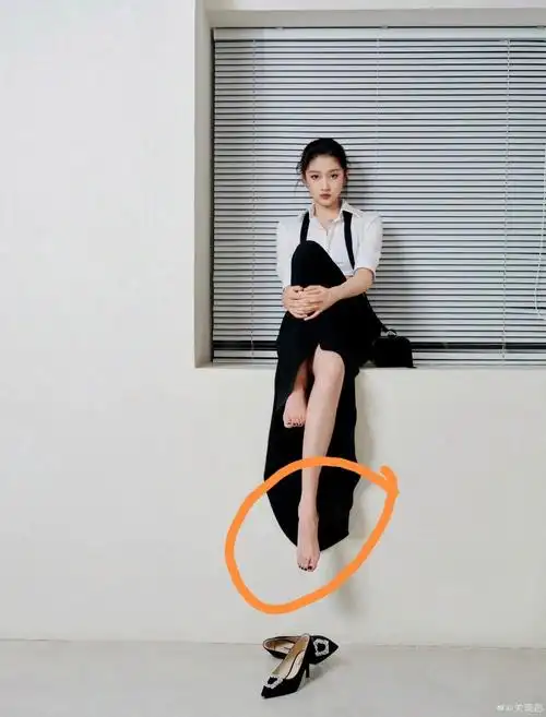 让关晓彤坐在窗台上,把黑高跟鞋脱了,直接露出两只脚
