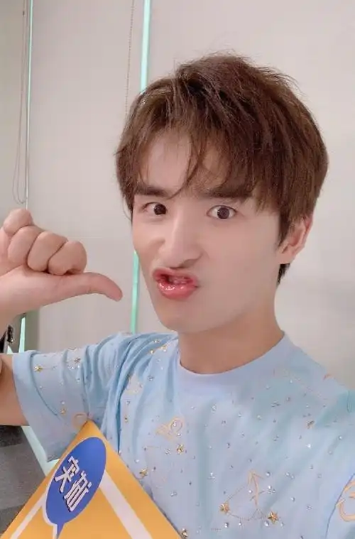 plog#起猛了,一觉醒来看见远哥营业了91浅蓝色西装配上帅气自拍照