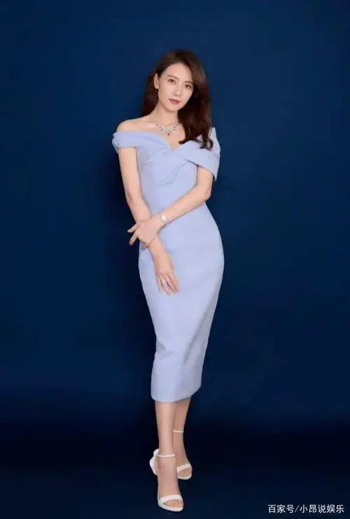 高圆圆现身时尚商城大v领秀美肩紧身礼服裙勾勒婀娜身姿