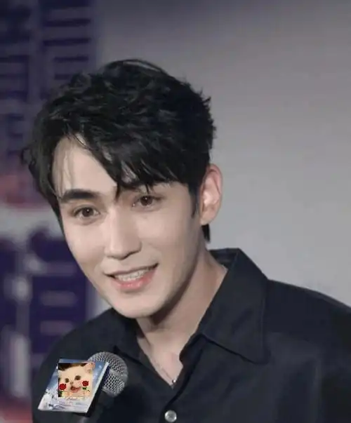 朱一龙的眼神就像深邃的夜空,点缀着繁星,充满了无尽的希望和憧憬.