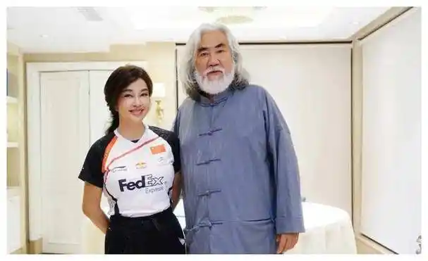 刘晓庆与张纪中合照,相差仅1岁,却有"两代差距"