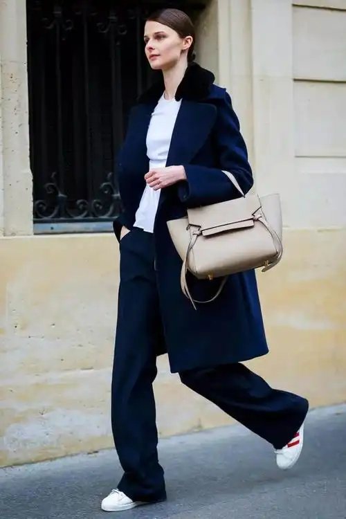 藏蓝色上衣 藏蓝色西裤,这样一套的藏蓝色小西装搭配非常精神干练