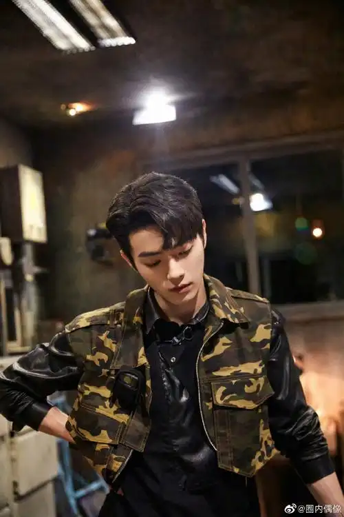 许凯头上有蓝色彼岸花#许凯密室大逃脱最新剧照,头上有蓝色彼岸花