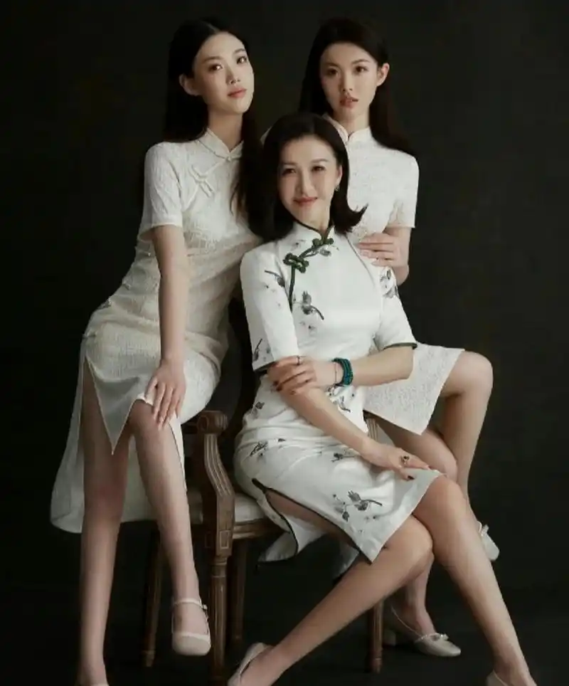 这是一张母女三人的写真照.