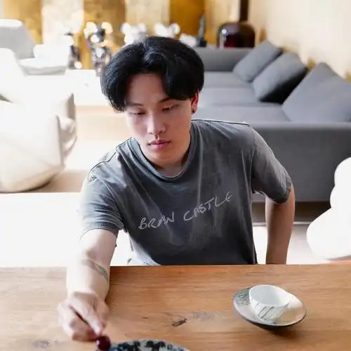 陈坤儿子陈尊佑罕见晒合影,佛珠装扮引发热议,国外生活引人羡慕