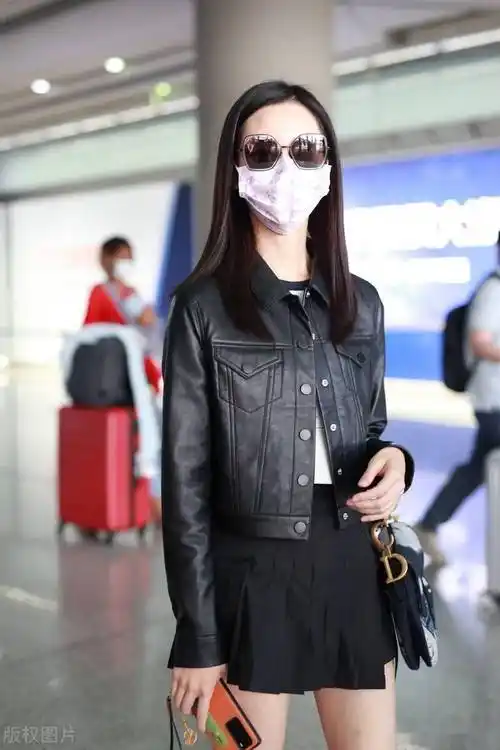 街拍:陈都灵百褶短裙 包袋甜酷十足_机场_北京_dior