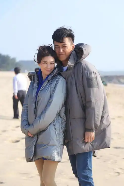 右边是帅哥靳东,左边是他老婆吗?长得也太漂亮了气质也好!_网易订阅