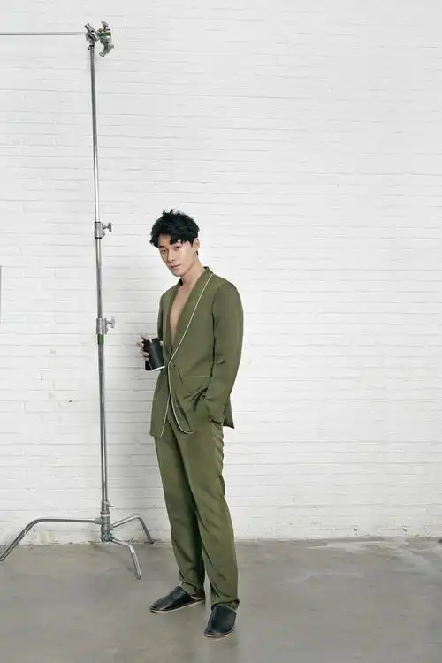 张雨剑慵懒帅气居家写真图片