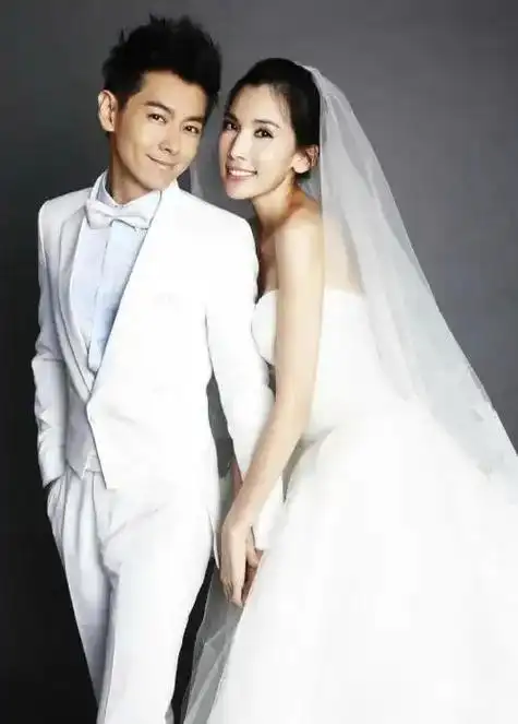 李小璐婚纱照李小璐近期机场照明星夫妻婚纱照