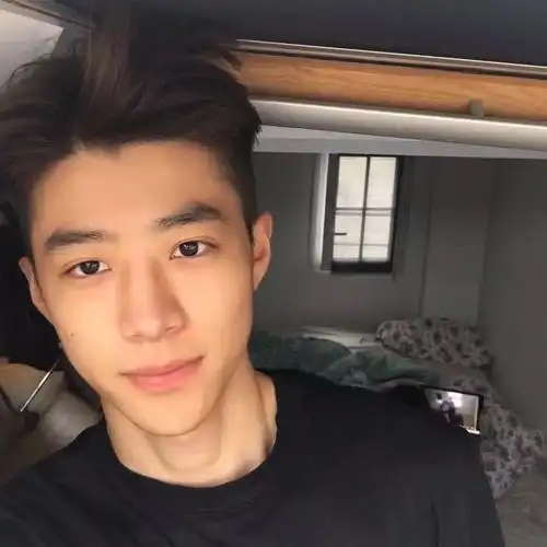 元旦刚公布恋情的国产男模竟是阳光温柔的四川小可爱