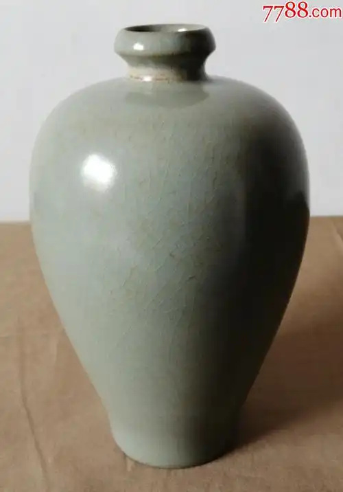 宋汝窑淡青色梅瓶