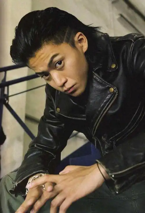 13年前电影《热血高校》,小栗旬痞帅背头造型,现今依然感觉霸气