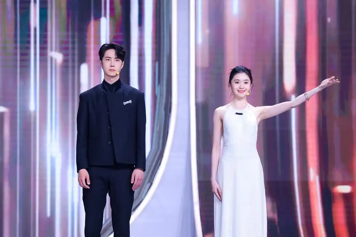 华表奖颁奖典礼#@uniq王一博 华表奖表演高清舞台照#王一博华表奖