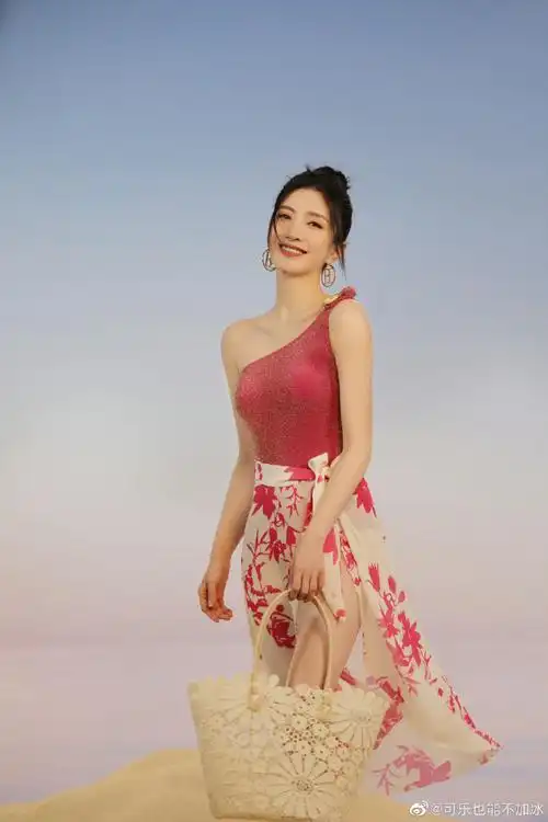 江疏影晒火龙果泳装照