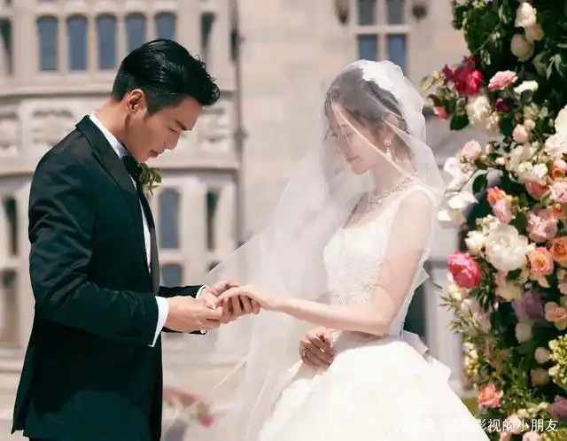 唐艺昕好消息公布!甜甜的一对明星也即将踏入娃儿爸娃儿妈行列