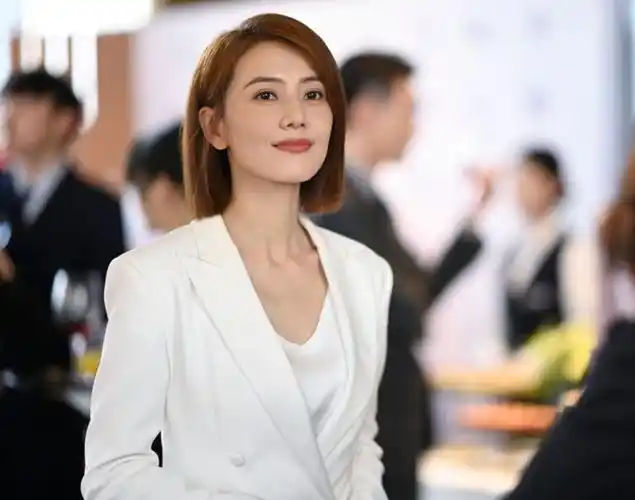 被高圆圆新剧发型圈粉,"一刀切短发"减龄显脸小,气质也太好了插图8