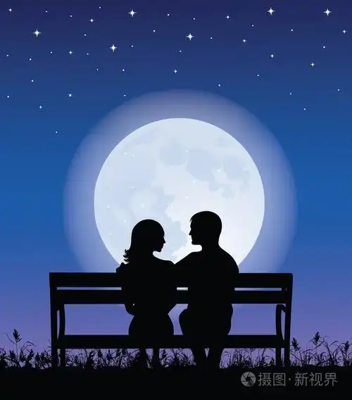 男人和女人在晚上的时间坐在长凳上的silhouettes关于背景全月亮和