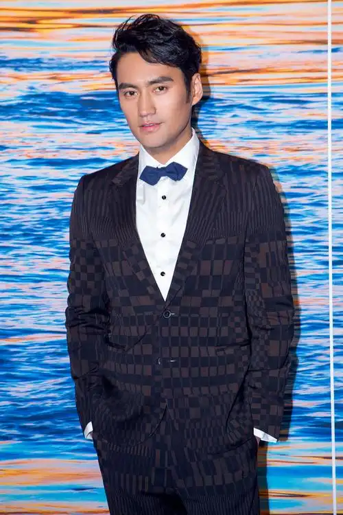 p>袁弘,1982年8月23日出生于湖北省武汉市,中国内地影视男演员,毕业