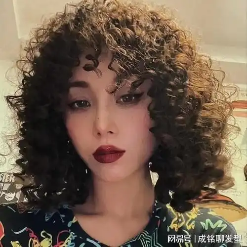 超a短发烫发来了个性十足让你在人群中脱颖而出