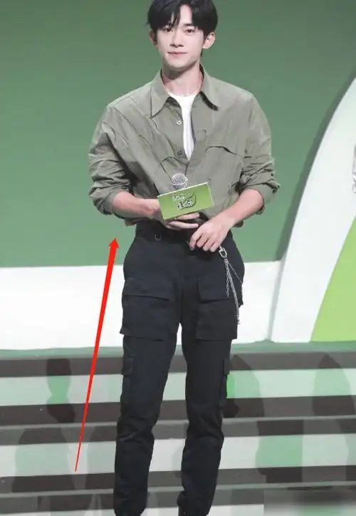 易烊千玺参加活动被拍生图下颜值能打但这身高确定没180