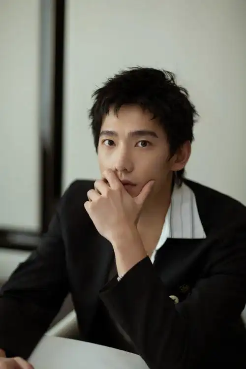 谁说男生留长发不好看#杨洋轻松驾驭各种发型,无论是寸头和长发都能