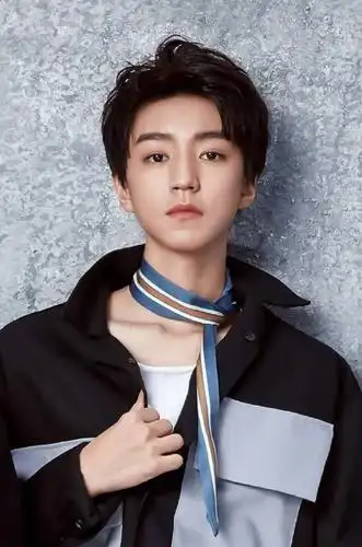 王俊凯锁骨暴击一笑倾城