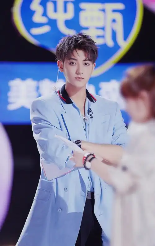 黄子韬水蓝深v西装帅气写真1618