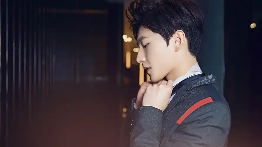 杨洋明星风尚壁纸2